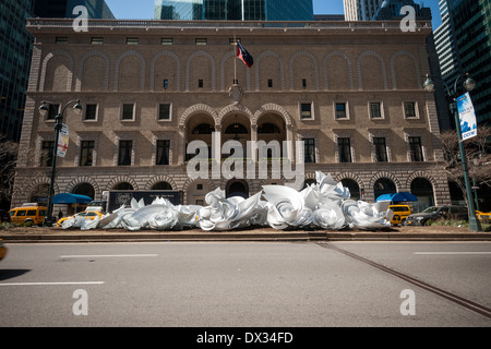 Alice Aycock "Paper Chase an der Park Avenue" ist, sieht man auf die mediane der Park Avenue in New York Stockfoto