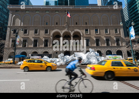 Alice Aycock "Paper Chase an der Park Avenue" ist, sieht man auf die mediane der Park Avenue in New York Stockfoto