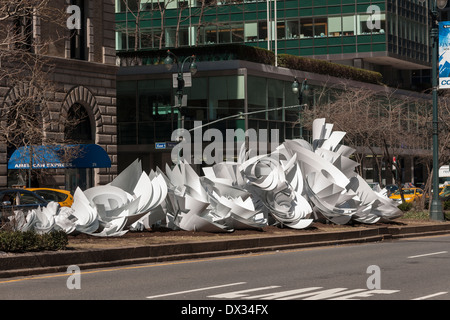 Alice Aycock "Paper Chase an der Park Avenue" ist, sieht man auf die mediane der Park Avenue in New York Stockfoto