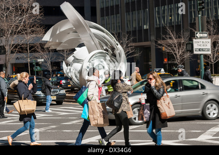 Alice Aycock "Paper Chase an der Park Avenue" ist, sieht man auf die mediane der Park Avenue in New York Stockfoto