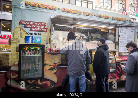 Die Katz & Dogz Imbisswagen, koscher-Stil Delikatessen serviert in Midtown Manhattan in New York geparkt Stockfoto