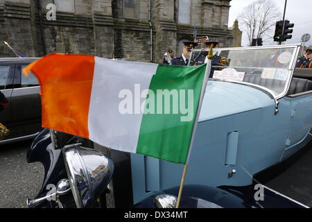 Dublin, Irland. 17. März 2014. Eine irische Flagge weht auf der Motorhaube eines Oldtimer-Autos. Tausende Menschen säumten die Straßen von Dublin, um die Stadt jährliche St. Patricks Day Parade. Das Thema der diesjährigen Parade war "LetÕs Make History". Stockfoto