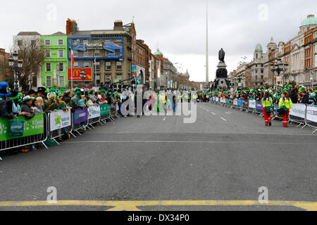 Dublin, Irland. 17. März 2014. Hunderte von Menschen säumen O' Connell Bridge, warten auf die Parade zu starten. Tausende Menschen säumten die Straßen von Dublin, um die Stadt jährliche St. Patricks Day Parade. Das Thema der diesjährigen Parade war "LetÕs Make History". Stockfoto