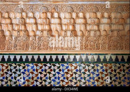 Maurischen Arabesken Keramikfliesen geformten Stuckarbeiten von Palacios Nazaries, Alhambra. Granada, Andalusien, Spanien. Stockfoto