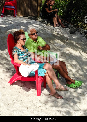 Trendige Senioren genießen Sie sonntags auf Casey Key Insel FL Stockfoto