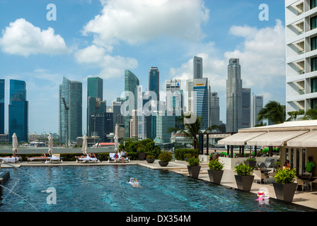 Skyline von Singapur aus Mandarin Oriental pool Stockfoto