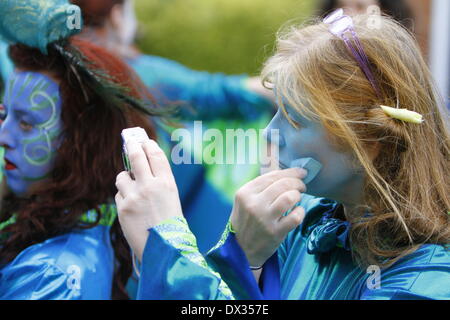 Dublin, Irland. 17. März 2014. Eine Darsteller von Spraoi setzt auf die neuste Berührungen von ihr Make-up. Tausende Menschen säumten die Straßen von Dublin, um die Stadt jährliche St. Patricks Day Parade. Das Thema der diesjährigen Parade war "LetÕs Make History". Stockfoto