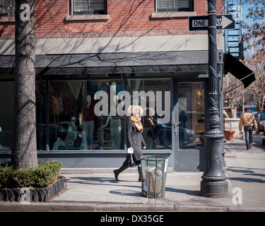 Verkaufsoffener Sonntag, 9. März 2014 auf trendigen Bleecker Street in New York. (© Richard B. Levine) Stockfoto