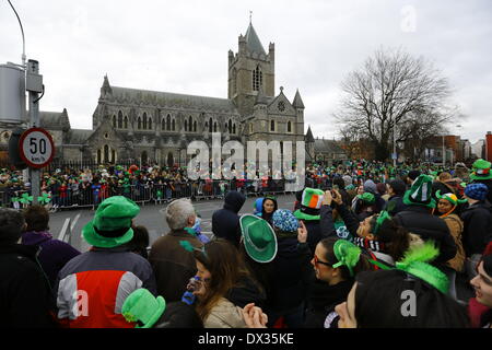 Dublin, Irland. 17. März 2014. Leute warten vor Christ Church Cathedral für den St. Patricks Day Parade zu starten. Tausende Menschen säumten die Straßen von Dublin, um die Stadt jährliche St. Patricks Day Parade. Das Thema der diesjährigen Parade war "LetÕs Make History". Stockfoto