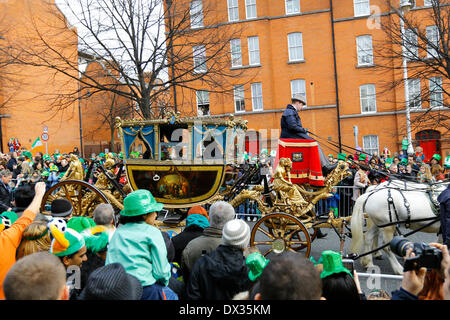 Dublin, Irland. 17. März 2014. Der Lord Bürgermeister von Dublin führt die St. Patricks Day Parade in seiner Kutsche. Tausende Menschen säumten die Straßen von Dublin, um die Stadt jährliche St. Patricks Day Parade. Das Thema der diesjährigen Parade war "LetÕs Make History". Stockfoto