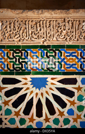 Maurischen Arabesken Keramikfliesen geformten Stuckarbeiten von Palacios Nazaries, Alhambra. Granada, Andalusien, Spanien. Stockfoto