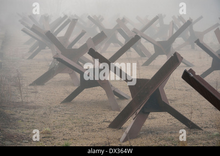 Zweiter Weltkrieg Panzerfallen im Nebel Stockfoto