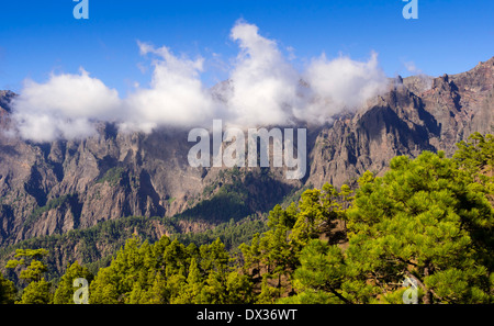 Wolken schweben vor der Caldera de Taburiente Berge. Stockfoto