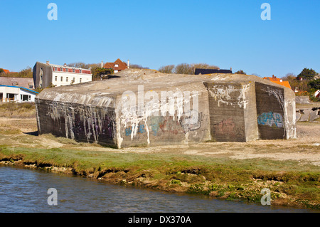 Atlantikwall Bunker am Fluss Slack in Ambleteuse, Wimereux, Côte Opale, Nord-Pas-de-Calais, Frankreich Stockfoto