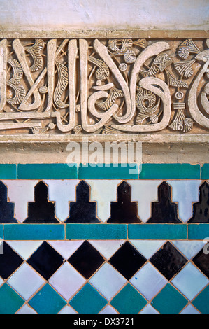 Maurischen Arabesken Keramikfliesen geformten Stuckarbeiten von Palacios Nazaries, Alhambra. Granada, Andalusien, Spanien. Stockfoto