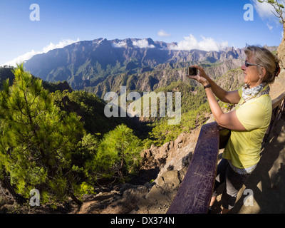 Ein Tourist nimmt ein Bild mit ihrem Smartphone der Caldera de Taburiente Landschaft am Aussichtspunkt Mirador de Los Roques Stockfoto