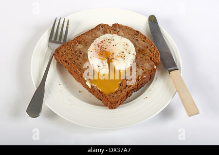 Pochiertes Ei auf Vollkorn toast Stockfoto