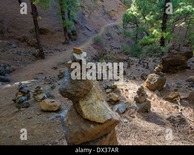 Stein-Pfähle stehen am Wegesrand auf einem Wanderweg im Nationalpark Caldera de Taburiente. Stockfoto