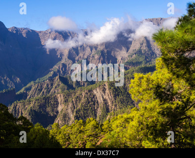 Wolken schweben vor der Caldera de Taburiente Berge. Stockfoto