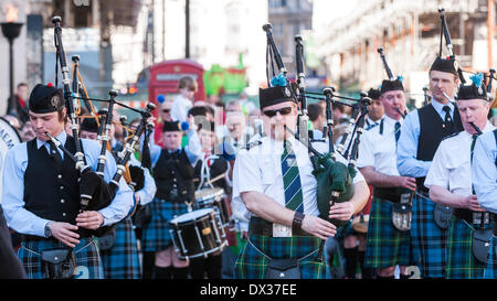 Waterloo Place, London, UK, 16. März 2014 - die jährliche St. Patricks Day Parade fand bei strahlendem Sonnenschein vor Tausenden von Menschen, die die Route gesäumt.  Flandern Memorial Pipe Band vorbei. Bildnachweis: Stephen Chung/Alamy Live-Nachrichten Stockfoto