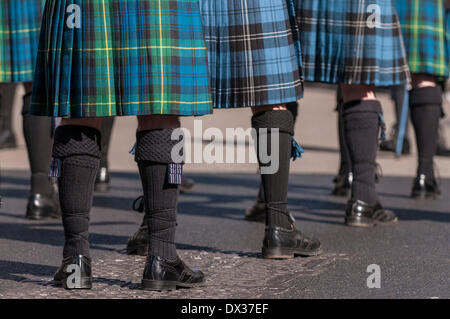 Waterloo Place, London, UK, 16. März 2014 - die jährliche St. Patricks Day Parade fand bei strahlendem Sonnenschein vor Tausenden von Menschen, die die Route gesäumt.  Flandern Memorial Pipe Band vorbei. Bildnachweis: Stephen Chung/Alamy Live-Nachrichten Stockfoto