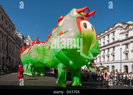 Waterloo Place, London, UK, 16. März 2014 - die jährliche St. Patricks Day Parade fand bei strahlendem Sonnenschein vor Tausenden von Menschen, die die Route gesäumt.  Eine riesige aufblasbare Tausendfüßler vergeht. Bildnachweis: Stephen Chung/Alamy Live-Nachrichten Stockfoto