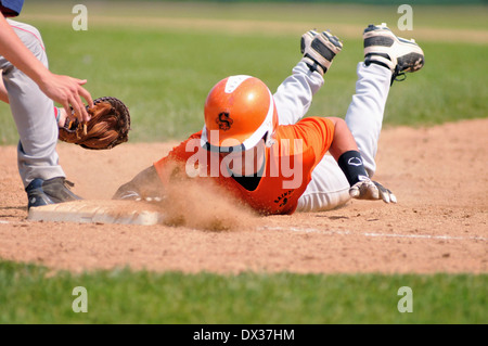 Sport Baseball Läufer taucht zum ersten Base vor einem Tag St. Charles Illinois Stockfoto