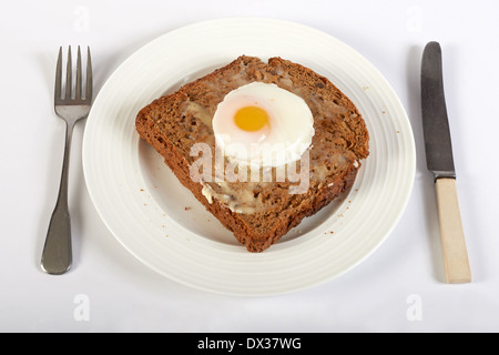 Pochiertes Ei auf Vollkorn toast Stockfoto