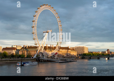 Blick entlang der Themse London Eye (Millennium Wheel) auf der South Bank, London, UK