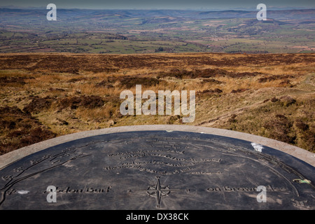 Die Aussicht von der Orientierungstafel auf dem Gipfel des Abdon Burf Brown Clee Hill, Shropshire, Blick in Richtung Wales Stockfoto