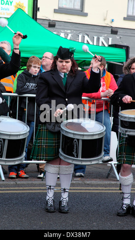 Mädchen-Schlagzeuger in der Corduff Rohr Bank in der St. Patricks Day Parade in Carrickmacross County Monaghan, Irland Stockfoto