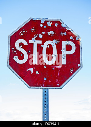 Stop-Schild mit Einschusslöchern Stockfoto