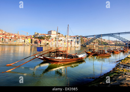 Boote am Fluss Douro in Porto Portugal Stockfoto