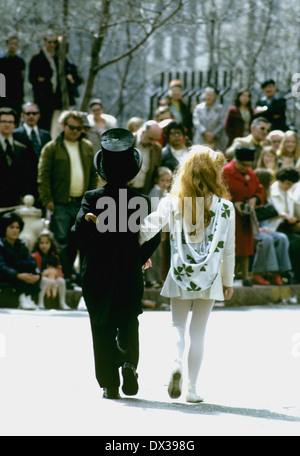junge Mädchen im Kleid mit Kleeblätter März in San Francisco St. Patricks Tagesparade, Zylinderhut und tux Stockfoto