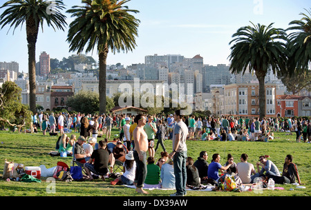 Menge von Menschen versammeln sich am Fort Mason zu feiern St. Patricks day Stockfoto