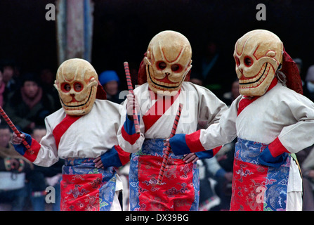 Tibetische Tänzer im Schädel Masken der Cham-Tanz während des Yak-Butter-Festivals im Kloster Kumbum auch bekannt als Ta'er Kloster in Xining, China. Stockfoto