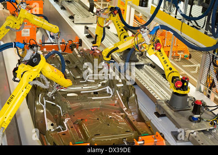 Roboter in der Unterboden versiegeln und Unterboden Beschichtung Station der Lackiererei im Montagewerk für Chrysler Sterling Heights. Stockfoto