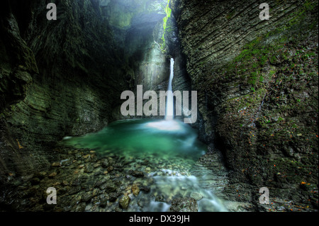 Kleiner Wasserfall im Soca Fluss Tal Slowenien Stockfoto