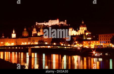 Nacht-Time-Ansicht von Salzburg, Österreich und die Festung Hohensalzburg von den Ufern des Flusses Salzach Stockfoto