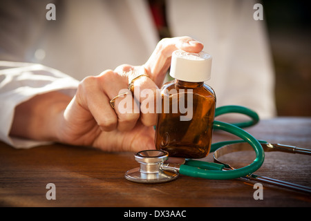 Nahaufnahme von einer Ärztin mit einer Flasche Medizin Stockfoto