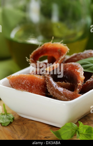 Marinierte Sardellen Filets in einer weißen Schüssel in Dosen Stockfoto