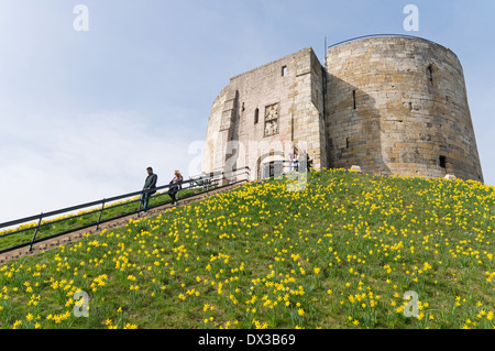 Besucher verlassen Clifford es Tower in York, England, UK Stockfoto