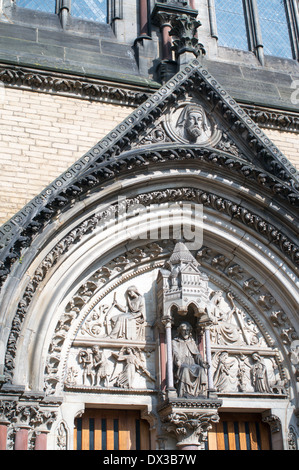 Reich verzierte Steinbildhauen über dem Eingang zur St Wilfrid katholische Kirche York, England, UK Stockfoto