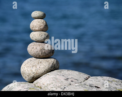 Stapel von Steinen am Strand auf Hanö, Blekinge, Schweden Stockfoto