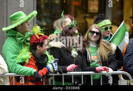 New York, USA. 17. März 2014. An der 253rd jährliche St. Patricks Day Parade in New York, Vereinigte Staaten, teilnehmen am 17. März 2014 Nachtschwärmer. Bildnachweis: Wang Lei/Xinhua/Alamy Live-Nachrichten Stockfoto