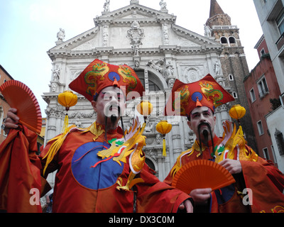 2 Männer gekleidet in chinesische Kostüm beim Karneval in Venedig Stockfoto