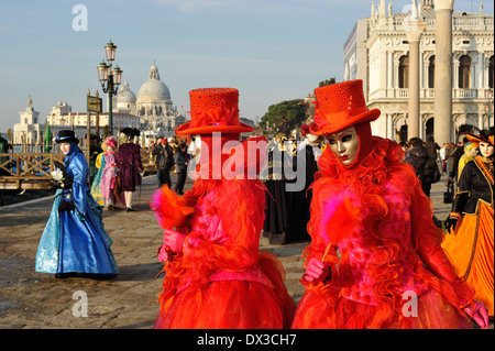 Nachtschwärmer in Markusplatz in Venedig Karneval Stockfoto