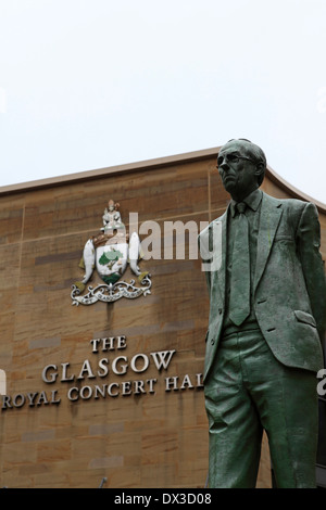 Donald Dewar-Statue in der Buchanan Street in Glasgow, Schottland. Stockfoto