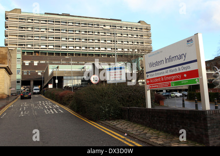 Ein Schild weist gegenüber dem Haupteingang des Western Infirmary in Glasgow, Schottland. Stockfoto