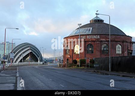 Clyde Auditorium (Gürteltier) und Ziegel Rotunde in Glasgow, Schottland. Stockfoto